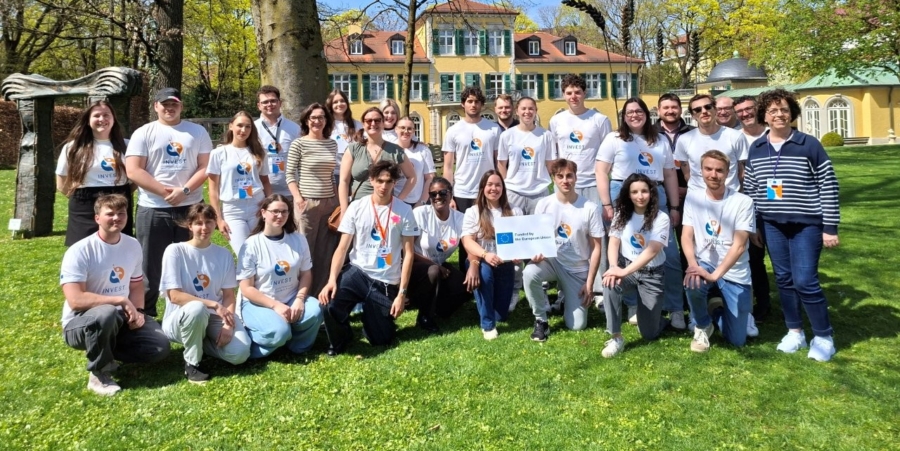 _ INVEST Group Picture